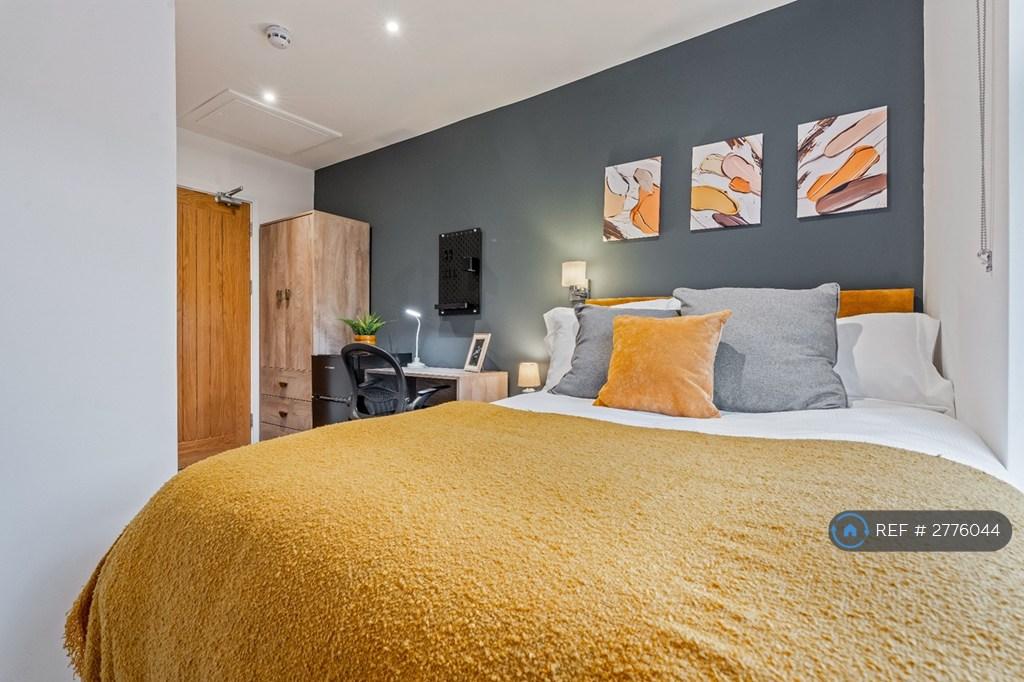 R3 Large Comfortable Bed