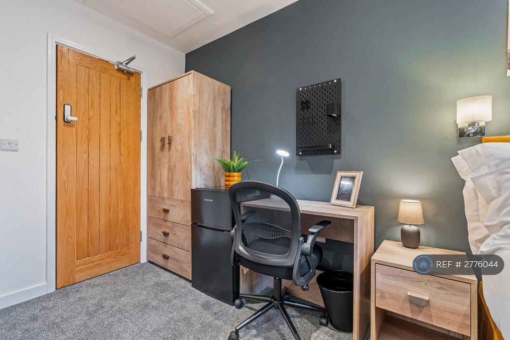 R3 Spacious Work Space
