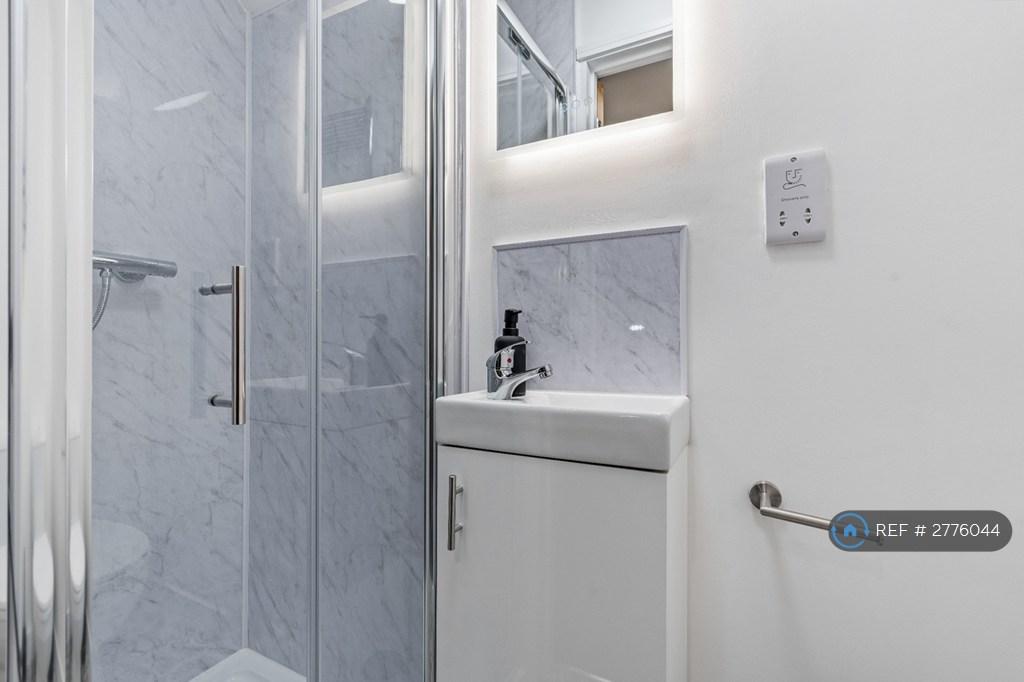 R3 Modern New En-Suite