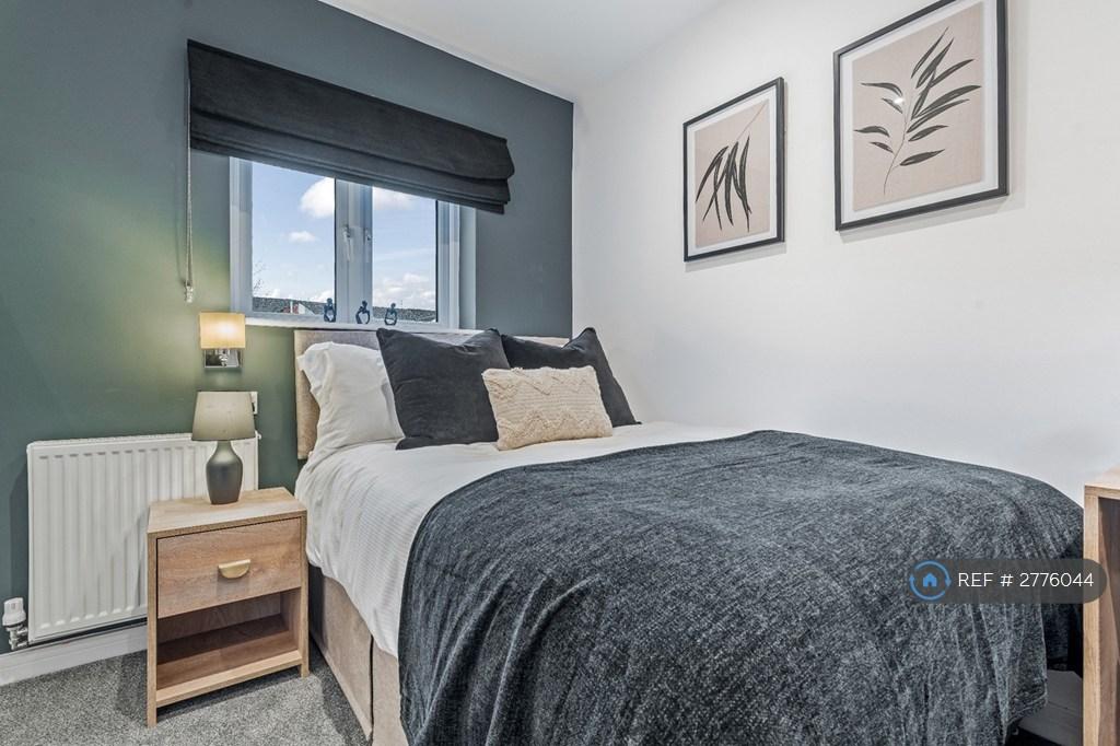 R4 Luxurious Bedroom