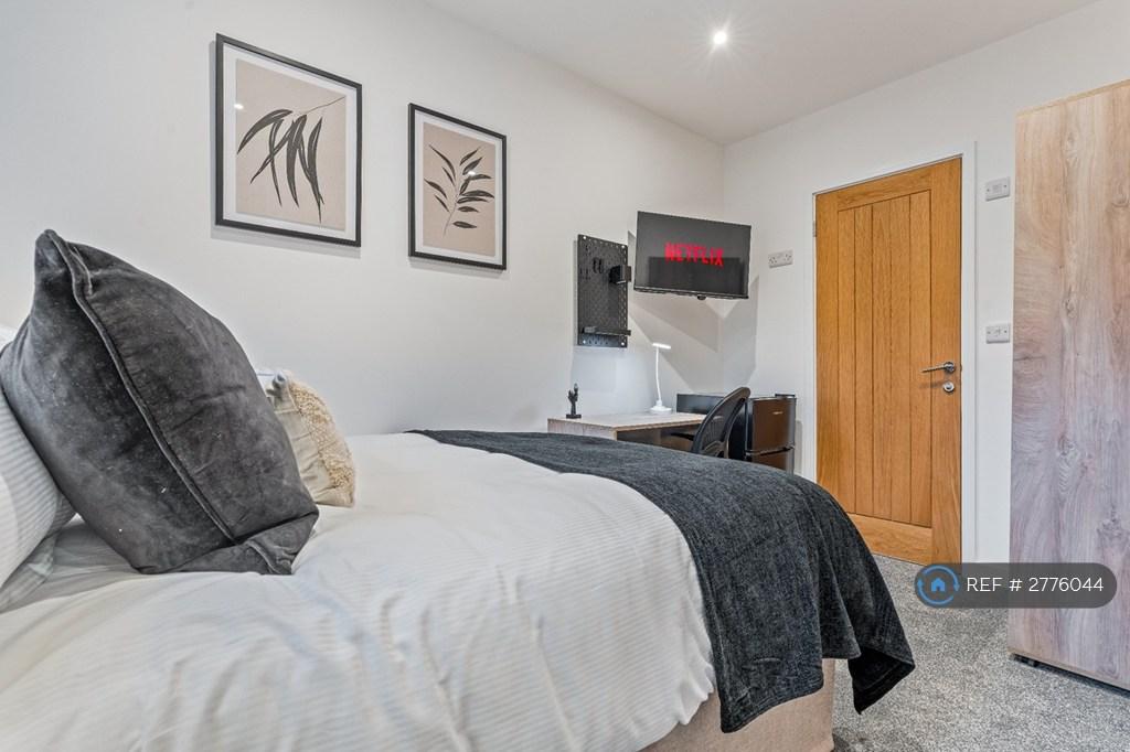 R4 Luxurious Bedroom