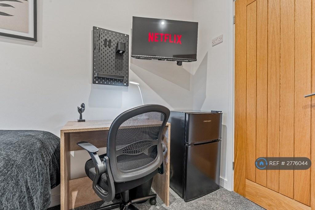 R4 Spacious Work Space
