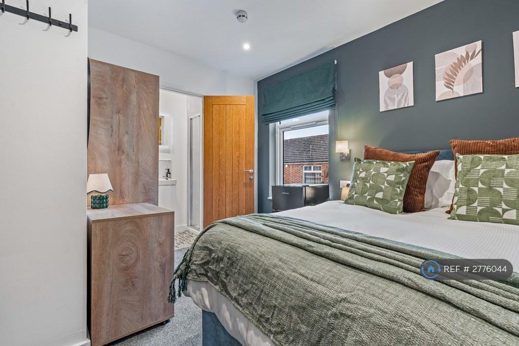 R5 Luxurious Bedroom