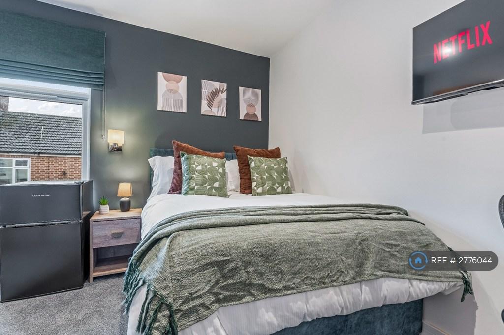 R5 Luxurious Bedroom