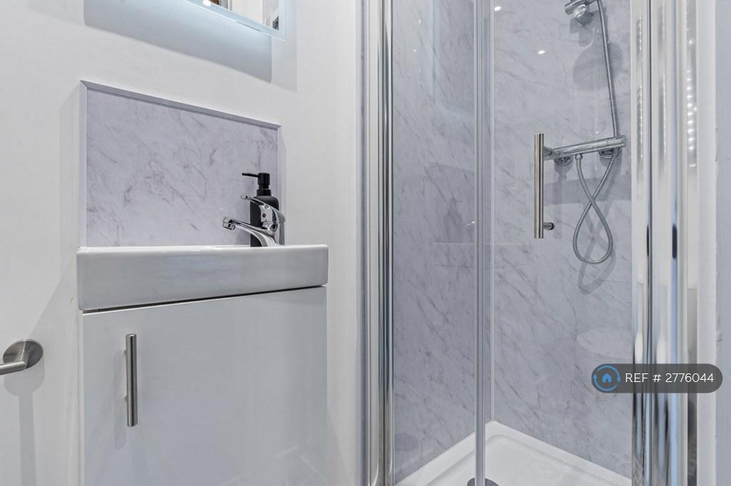 R5 New En-Suite Bathroom