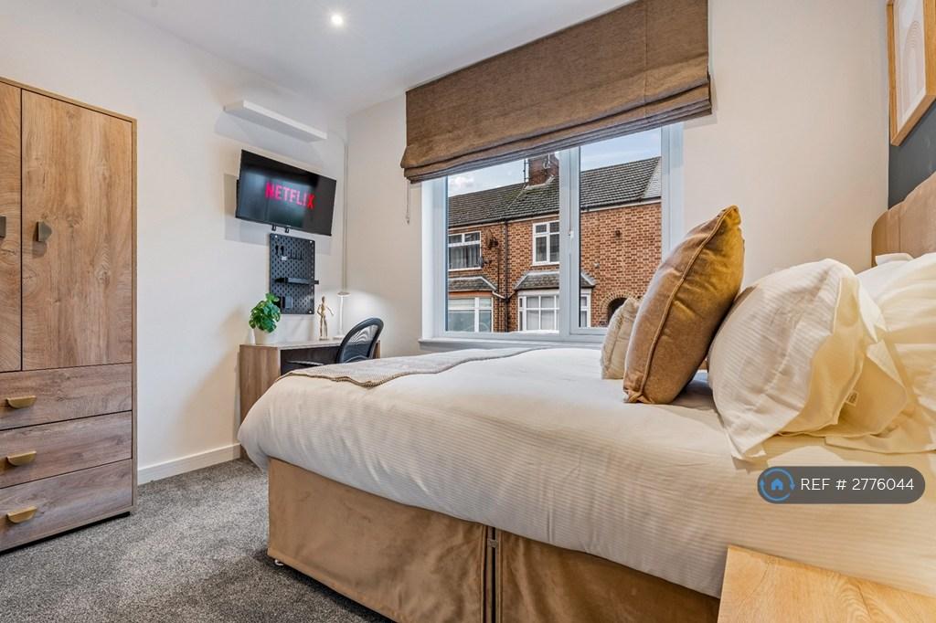 R1 Large Comfortable Bed