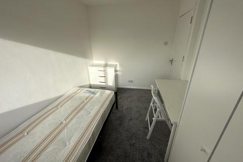 1 bedroom flat to rent, Roxeth Hill