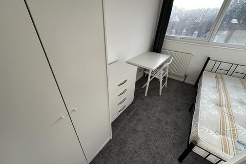 1 bedroom flat to rent, Roxeth Hill