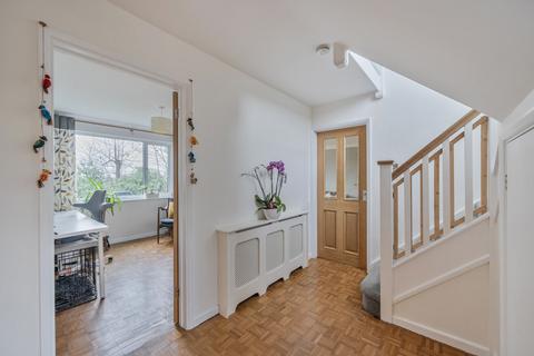 undefined, Beacon Hill, Surrey GU21