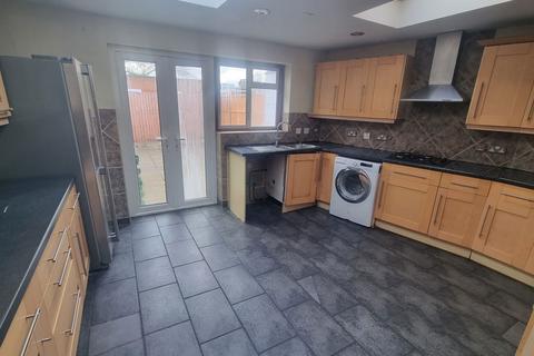 2 bedroom semi-detached house to rent, Elers Road, Hayes, UB3 1NZ