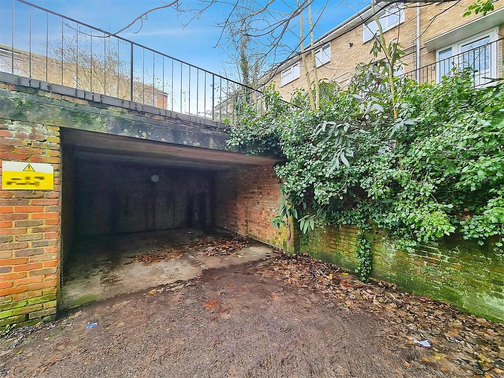 Garage/Car Port