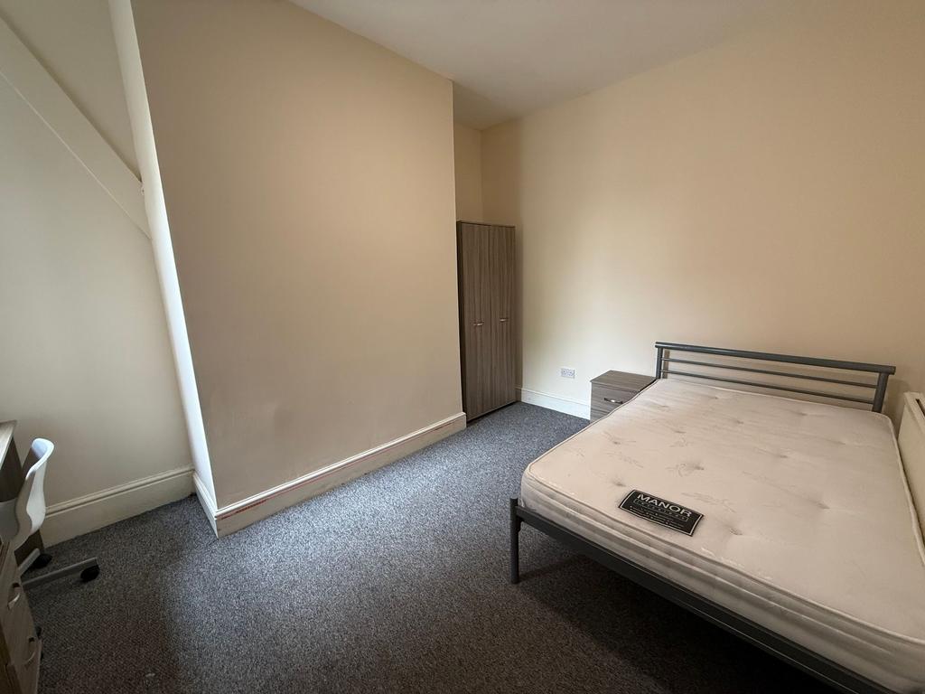 Bright, simply furnished double bedroom with a ...