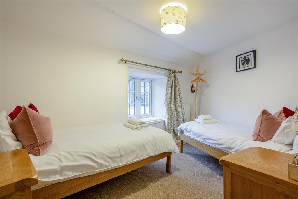 8676858-interior25.jpg