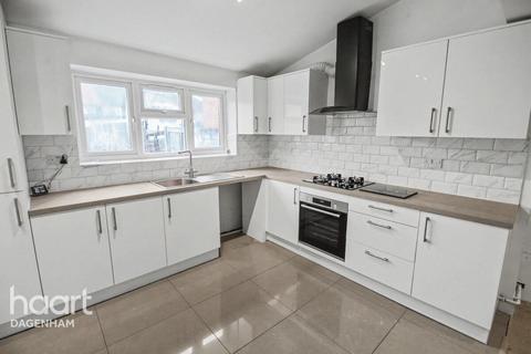 3 bedroom terraced house to rent, Cotesmore Gardens, DAGENHAM