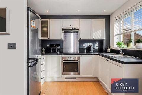 2 bedroom flat for sale, Yukon Road, Broxbourne