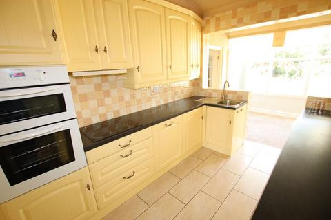 2 bedroom bungalow for sale, Hazlemere Road, Holland on Sea, CO15
