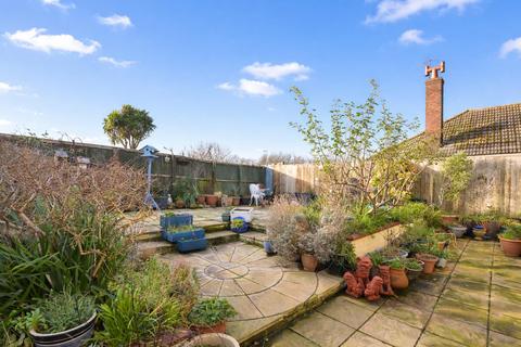 3 bedroom detached house for sale, POPULAR LOCATION * LAKE