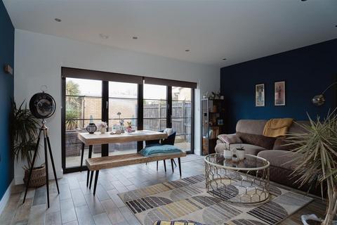 3 bedroom terraced house to rent, Heston Road, Redhill - FULLY FURNISHED