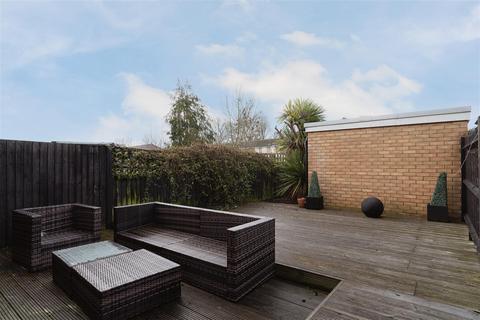 3 bedroom terraced house to rent, Heston Road, Redhill - FULLY FURNISHED