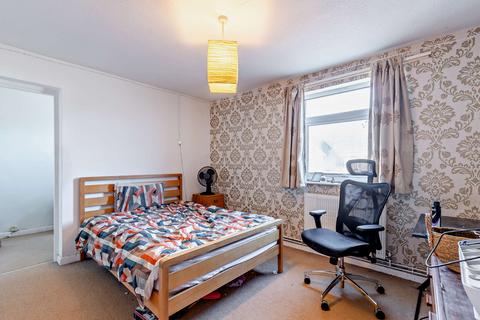 2 bedroom flat for sale, Stratford Court, Shakespeare Road, Bedford MK40