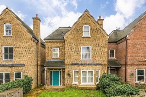 undefined, Barrons Chase, Richmond TW10