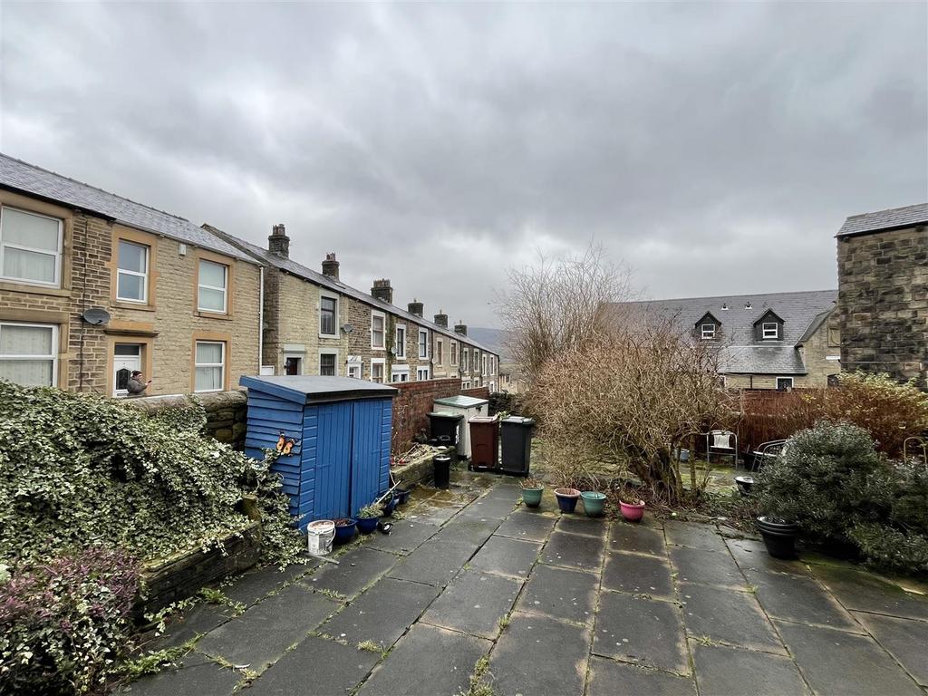 Walled Frontage & Shared Rear Yard