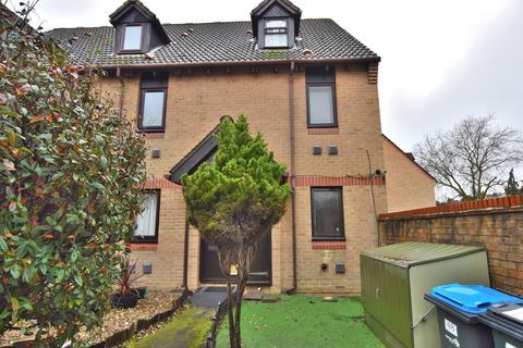 2 bedroom maisonette to rent, Pilgrims Close, London, Greater London. N13