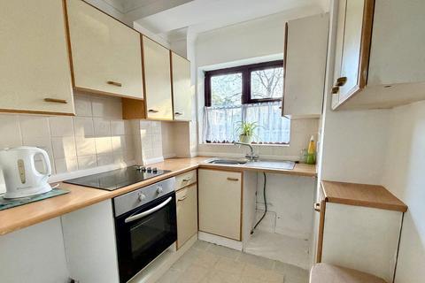 1 bedroom apartment for sale, Heath Road, BAGSHOT GU19