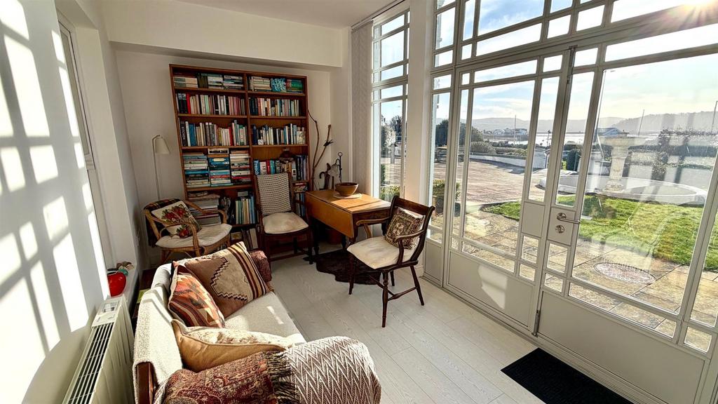 BEDROOM (to the front)