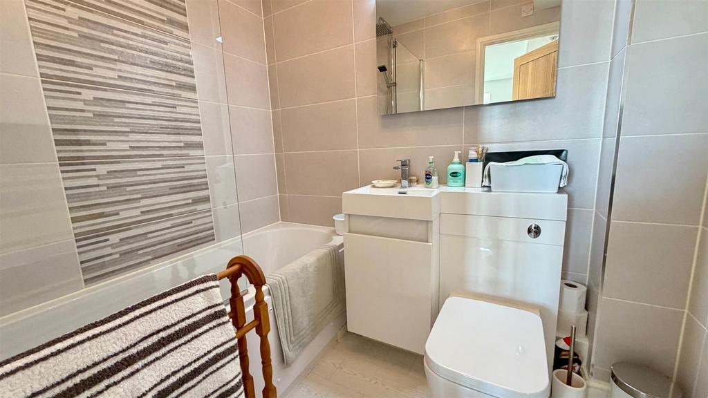Tiled 3 piece bathroom