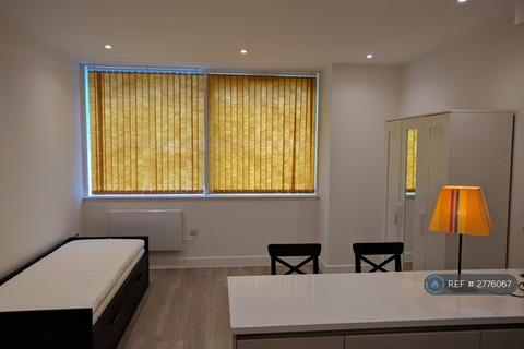 Studio to rent, Kings Reach, Reading, RG1