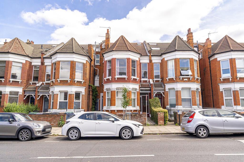 To Let – Four Bedroom Duplex Maisonette, Ferme