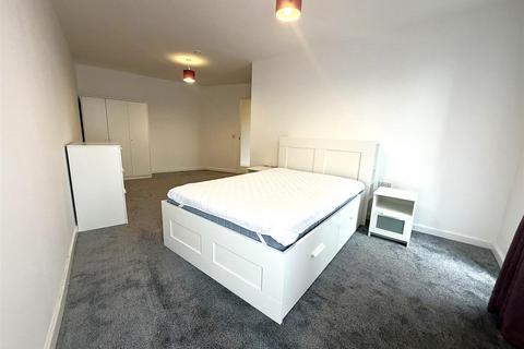 2 bedroom flat to rent, Candle House, Granary Wharf