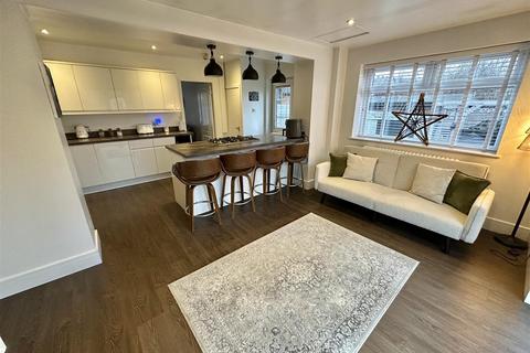 3 bedroom townhouse for sale, Ebury Close, Batley