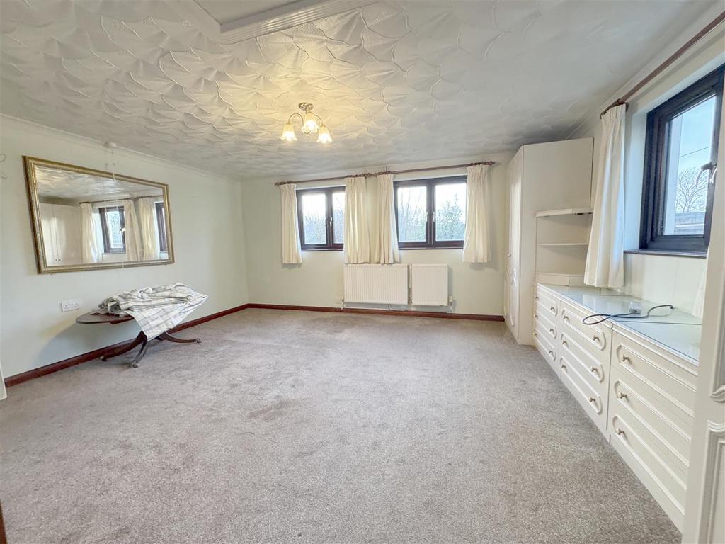 Master Bedroom (Grd Floor)