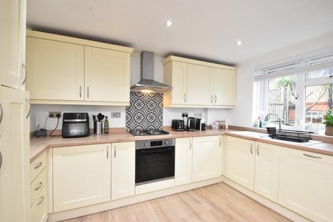 1 bedroom maisonette for sale, Vale Road, Weybridge, KT13