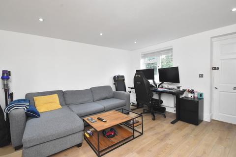 1 bedroom maisonette for sale, Vale Road, Weybridge, KT13