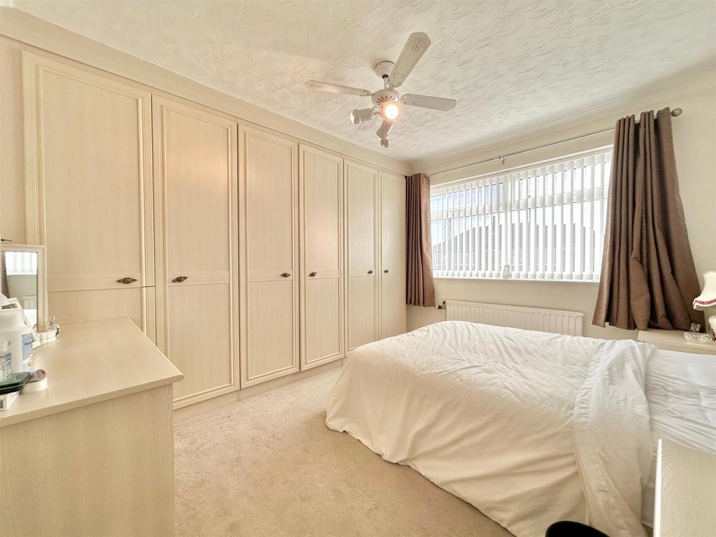 Bedroom 1.jpg