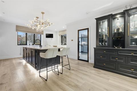 4 bedroom detached house to rent, Parklands, Chigwell IG7