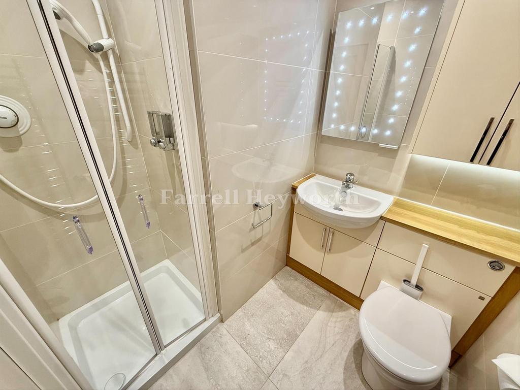 Downstairs en suite