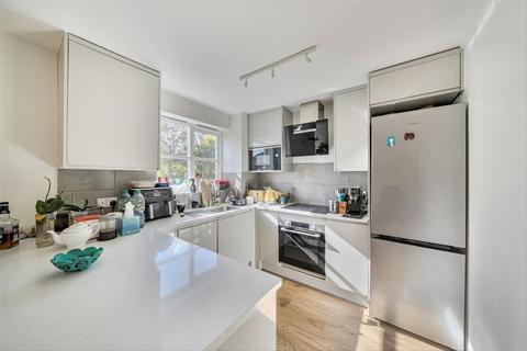 2 bedroom flat to rent, Lucas Gardens, London N2