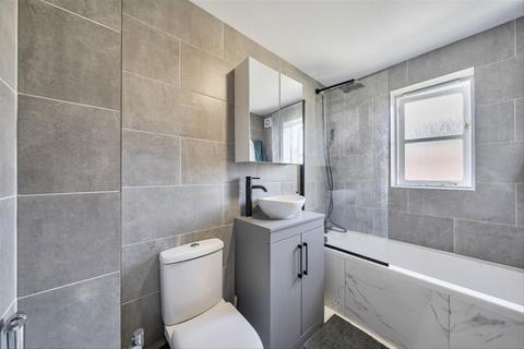 2 bedroom flat to rent, Lucas Gardens, London N2