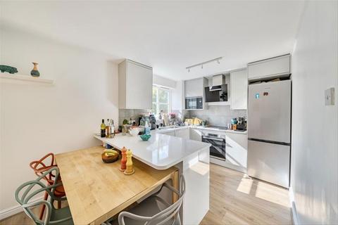 2 bedroom flat to rent, Lucas Gardens, London N2