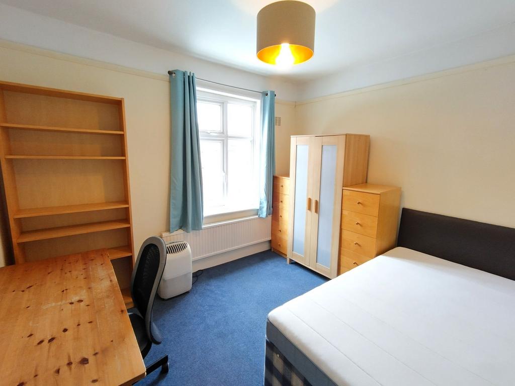 Bright, well-furnished double bedroom with a la...