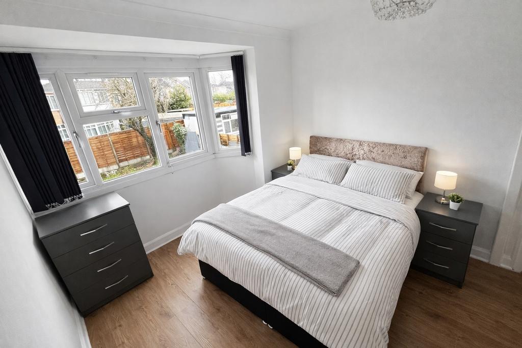 Bright, well-presented double bedroom with a co...