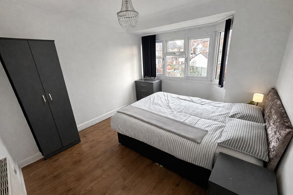 Bright, neatly presented double bedroom with a ...
