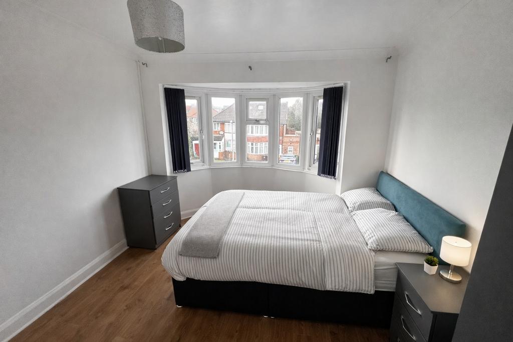 Bright, well-presented double bedroom with a ba...
