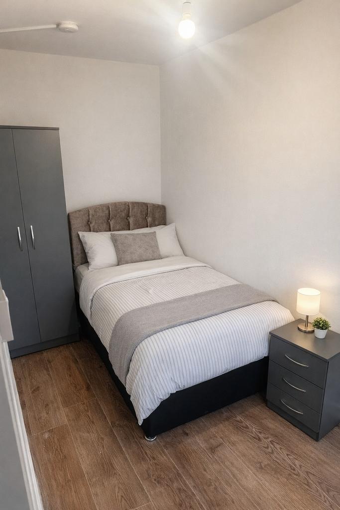 Well-presented single bedroom with a comfortabl...