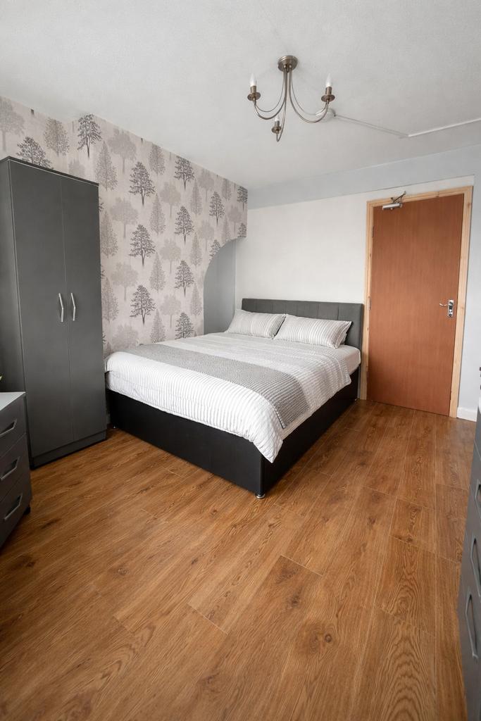 Well-presented double bedroom with a comfortabl...