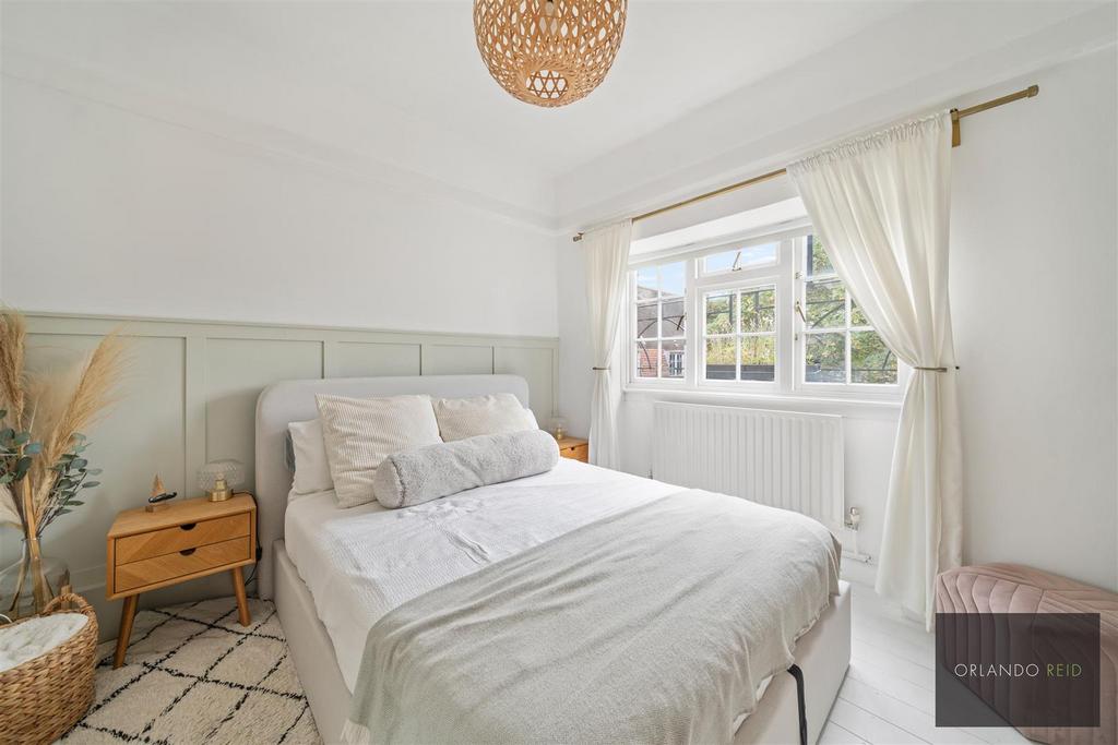 12 A Mordaunt House SW8 2 AL-6.jpg